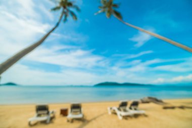 Soyut bulanıklık ve tropikal plaj ve deniz seyahat ve tatil için Hindistan cevizi hurma ağacı arka plan ile defocused