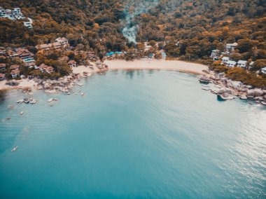 Güzel tropikal plaj ve deniz hurma ve koh samui Adası seyahat ve tatil için diğer ağacında havadan görünümü