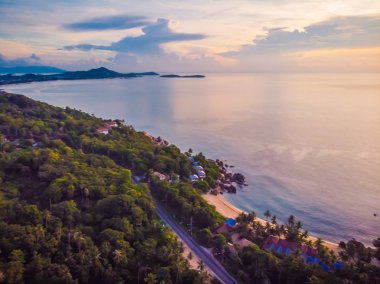 Güzel tropikal plaj ve deniz hurma ve koh samui Adası Tayland tatil ve seyahat için günbatımı zaman diğer ağacında havadan görünümü