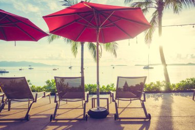 Güzel tropikal deniz okyanus ve plaj şemsiye ve sandalye seyahat ve tatil için