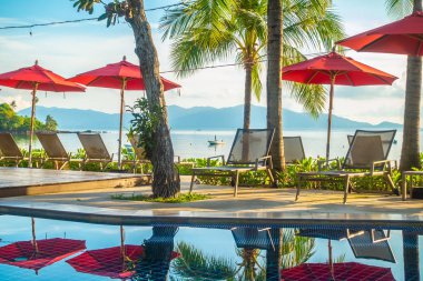 Güzel lüks otel ve tatil seyahat ve tatil için sandalye ve şemsiye ile açık yüzme havuzu