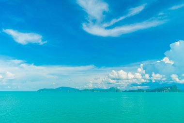 Güzel beyaz bulut mavi gökyüzü ve deniz ya da okyanus arka planı için