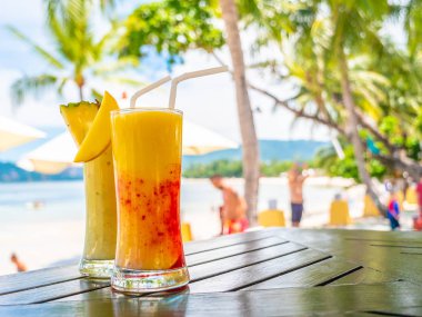 Ahşap masa relax için deniz ve okyanus manzaralı içme smoothies camına buzlu