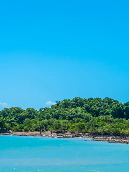 美丽的热带海洋与白云在蓝天背景为旅行和假期 — 图库照片