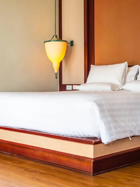 Fénycsöves Vészvilágító Lámpatest Dekoráció Hotel Hálószoba Ágy Kényelmes Párnát — Stock Fotó