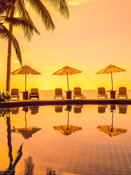 傘とホテルとリゾートの休暇および旅行のための豪華な屋外スイミング プールの周りの椅子 — ストック写真