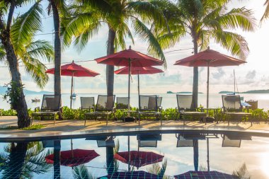 Güzel lüks otel ve tatil seyahat ve tatil için sandalye ve şemsiye ile açık yüzme havuzu