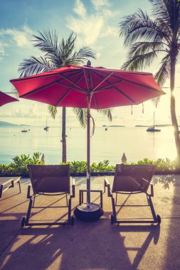 Güzel tropikal deniz okyanus ve plaj şemsiye ve sandalye seyahat ve tatil için