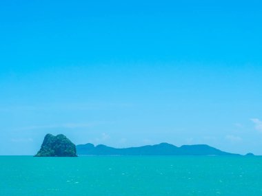 Seyahat ve tatil için mavi gökyüzü arka plan üzerinde beyaz bulut ile güzel tropikal deniz okyanus