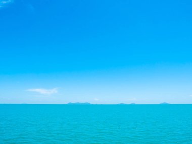 Seyahat ve tatil için mavi gökyüzü arka plan üzerinde beyaz bulut ile güzel tropikal deniz okyanus