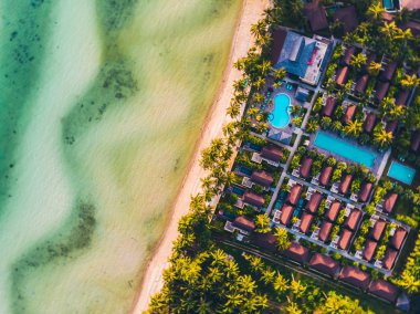 Seyahat ve tatil için adada güzel tropikal plaj ve deniz ağaçları ile havadan görünümü