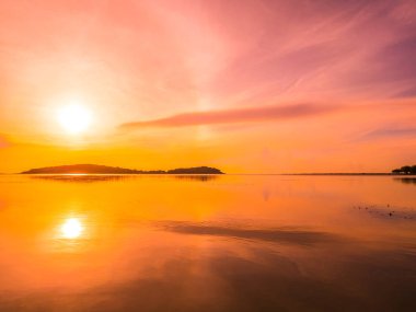 Güzel tropikal plaj deniz ve okyanus ile Hindistan cevizi hurma ağacı gündoğumu zaman seyahat ve tatil için