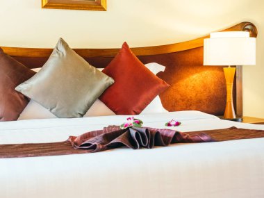 Otel yatak odasında ışık lamba dekorasyonu ile yatakta rahat yastık