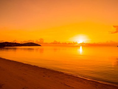 Güzel tropikal plaj ve okyanus yatay, bulut ve gökyüzü gündoğumu veya günbatımı zaman seyahat ve tatil için