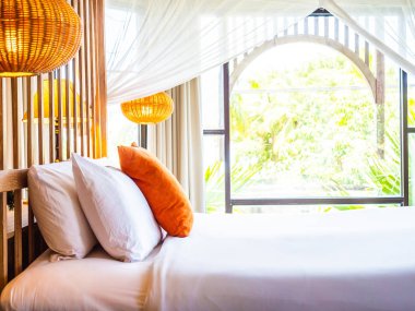 Otel yatak odasında ışık lamba dekorasyonu ile yatakta rahat yastık