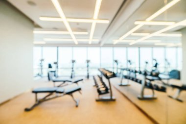 Özgün bulanıklık ve arka plan için spor salonunda odaklanmış fitness ekipmanı