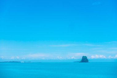 Güzel deniz ve okyanus mavi gökyüzü arka plan bulut ile