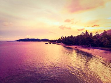 Güzel tropikal plaj ve deniz hurma ve koh samui Adası Tayland tatil ve seyahat için gündoğumu zaman diğer ağacında havadan görünümü