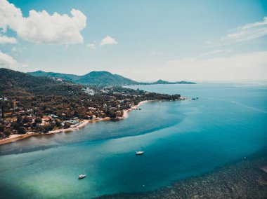 Güzel tropikal plaj ve deniz hurma ve koh samui Adası seyahat ve tatil için diğer ağacında havadan görünümü