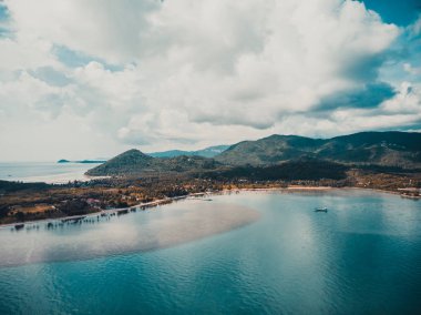 Güzel tropikal plaj ve deniz hurma ve koh samui Adası seyahat ve tatil için diğer ağacında havadan görünümü