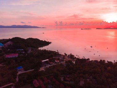 Güzel tropikal plaj ve deniz hurma ve koh samui Adası Tayland tatil ve seyahat için günbatımı zaman diğer ağacında havadan görünümü
