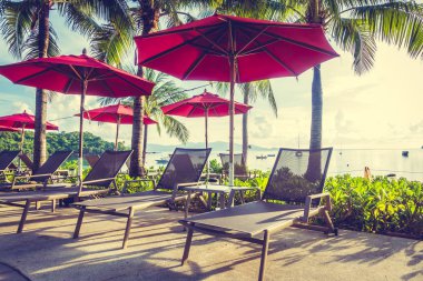 Güzel lüks otel ve tatil seyahat ve tatil için sandalye ve şemsiye ile açık yüzme havuzu