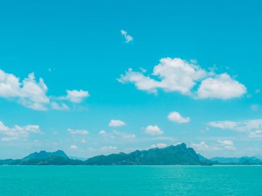 Seyahat ve tatil için mavi gökyüzü arka plan üzerinde beyaz bulut ile güzel tropikal deniz okyanus