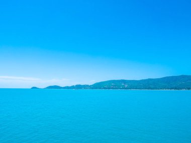 Seyahat ve tatil için mavi gökyüzü arka plan üzerinde beyaz bulut ile güzel tropikal deniz okyanus