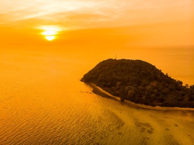 Güzel tropikal plaj ve deniz Island günbatımı zaman seyahat ve tatil için havadan görünümü