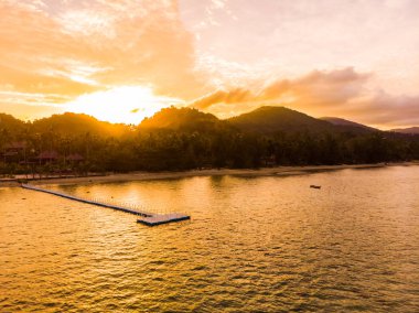 Güzel tropikal plaj ve deniz Island günbatımı zaman seyahat ve tatil için havadan görünümü