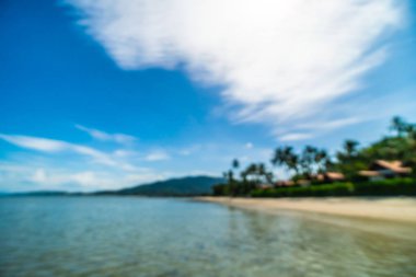 Bulanıklık güzel tropikal plaj deniz ve kum ile Hindistan cevizi hurma ağacının seyahat ve tatil