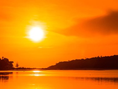 Güzel tropikal plaj deniz ve okyanus ile Hindistan cevizi hurma ağacı gündoğumu zaman seyahat ve tatil için