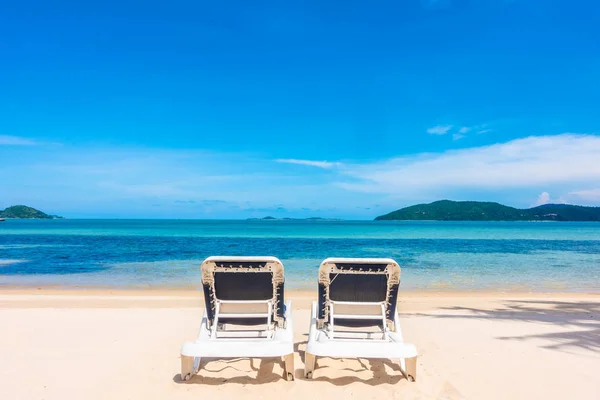 Schöne Aussicht Freien Mit Sonnenschirm Und Liegestuhl Strand Und Meer — Stockfoto