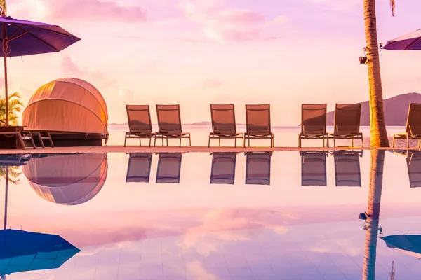 Schöne Aussicht Freien Mit Sonnenschirm Und Liegestuhl Rund Das Schwimmbad — Stockfoto