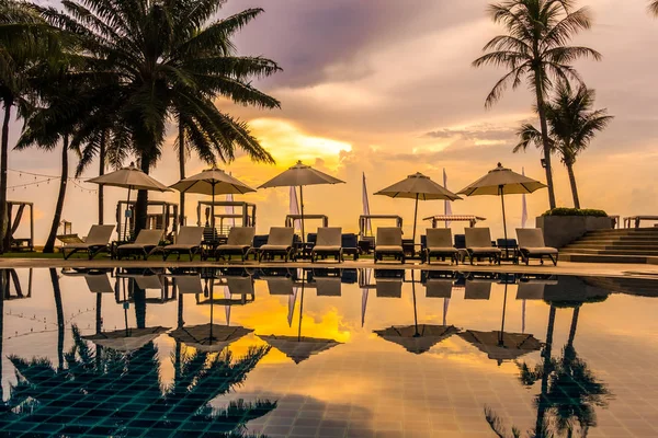 Bela Piscina Exterior Luxo Com Guarda Chuva Cadeira Hotel Resort — Fotografia de Stock