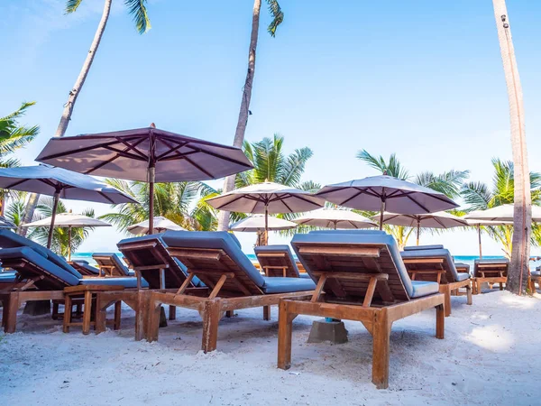 海滩和海洋上的雨伞和椅子 周围有蓝天 椰子棕榈树 用于旅行和度假 — 图库照片