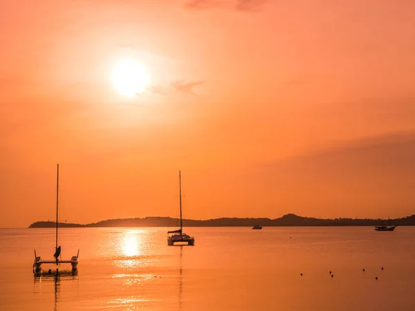 Bellissimo Mare Tropicale Oceano Con Barca Vela Yacht All Alba — Foto Stock