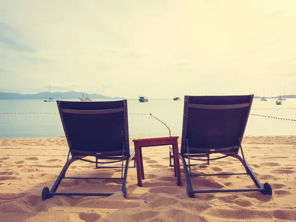 傘とトロピカルビーチ海と日の出時旅行や休暇に海の椅子 — ストック写真
