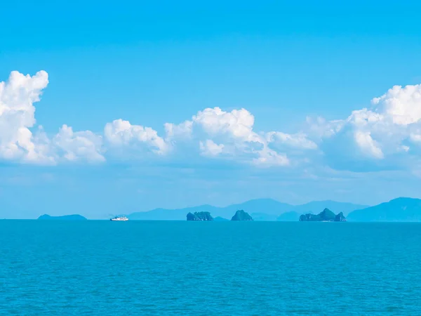 Mar Bonito Oceano Nuvem Branca Fundo Azul Céu Com Espaço — Fotografia de Stock