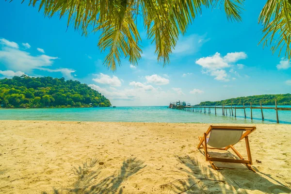 Liegestuhl Schönen Tropischen Strand Und Meer Mit Kokospalme Paradiesinsel Für — Stockfoto