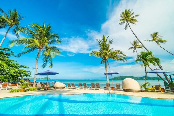 酒店周围游泳池和旅游度假胜地的雨伞和椅子 — 图库照片