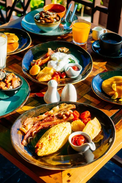 Desayuno Saludable Con Tortitas Tocino Huevo Jugo Naranja Leche Pan —  Fotos de Stock