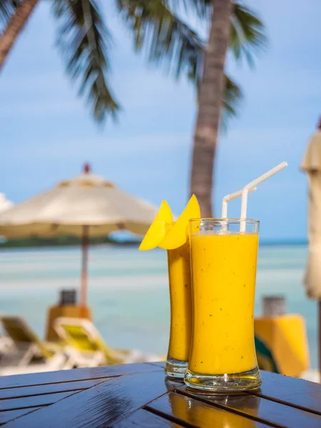 Lodem Szklanki Mango Smoothies Widokiem Ocean — Zdjęcie stockowe