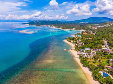 Güzel tropikal plaj ve deniz hurma ve koh samui Adası seyahat ve tatil için diğer ağacında havadan görünümü