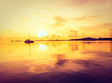 Güzel tropikal plaj ve deniz hurma ve koh samui Adası Tayland tatil ve seyahat için günbatımı zaman diğer ağacında havadan görünümü