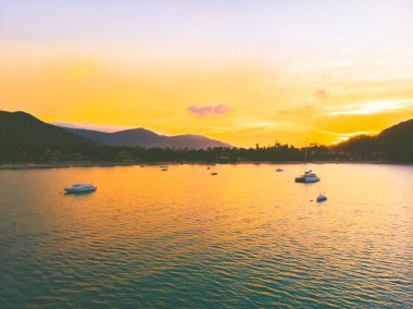 Güzel tropikal plaj ve deniz hurma ve koh samui Adası Tayland tatil ve seyahat için günbatımı zaman diğer ağacında havadan görünümü