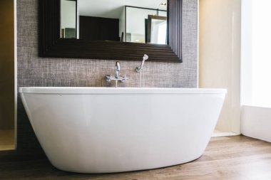 Güzel lüks beyaz küvet banyo iç dekorasyonda