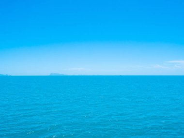 Seyahat ve tatil için mavi gökyüzü arka plan üzerinde beyaz bulut ile güzel tropikal deniz okyanus