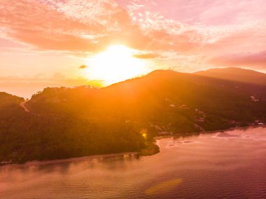 Güzel tropikal plaj ve deniz Island günbatımı zaman seyahat ve tatil için havadan görünümü