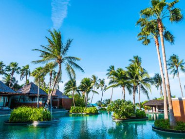 Otel ve tatil seyahat ve tatil için mavi gökyüzünde ile güzel açık yüzme havuzu